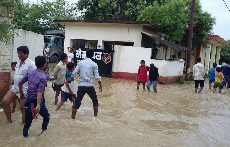 सोनौली के एसएसबी हेडक्वार्टर समेत दर्जन भर गावो मे घुसा पानी अफरा तफरी