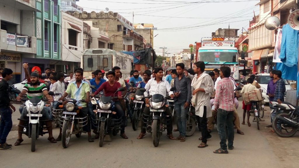 नौतनवा --- विधुत कटौती के विरोध मे बाइक जुलूश, धरना जारी ------