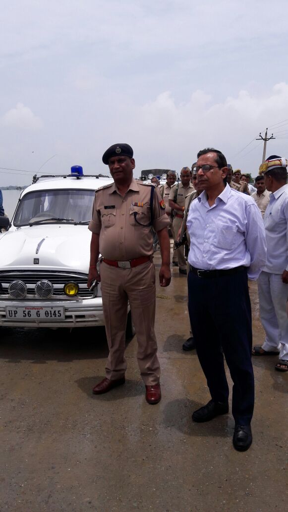 महराजगज जिले के डीएम एसपी ने महाव तटबन्ध का किया निरिक्षण ,नेपाल मे नरायणी नदी का घटा जल स्तर ...