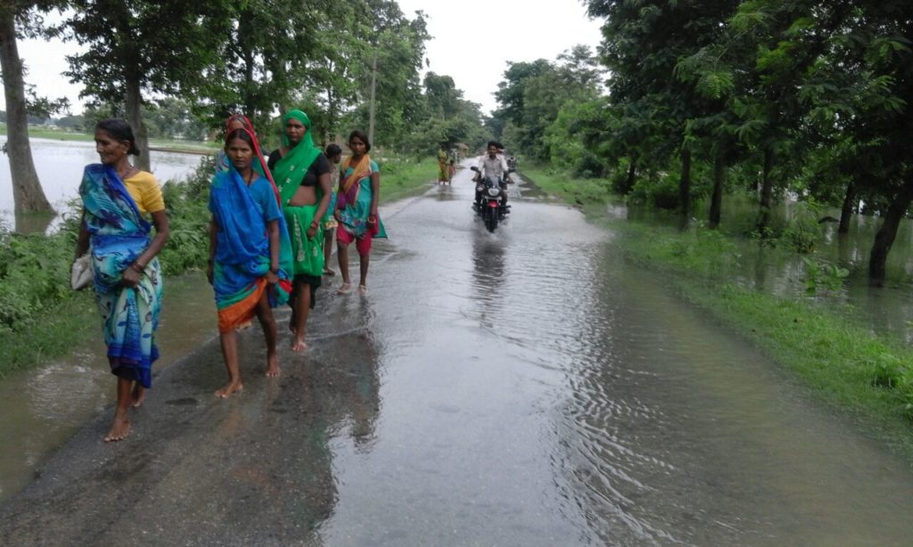 बरगदवा@ मुख्य सड़क पर पानी, लोग मुश्किल में