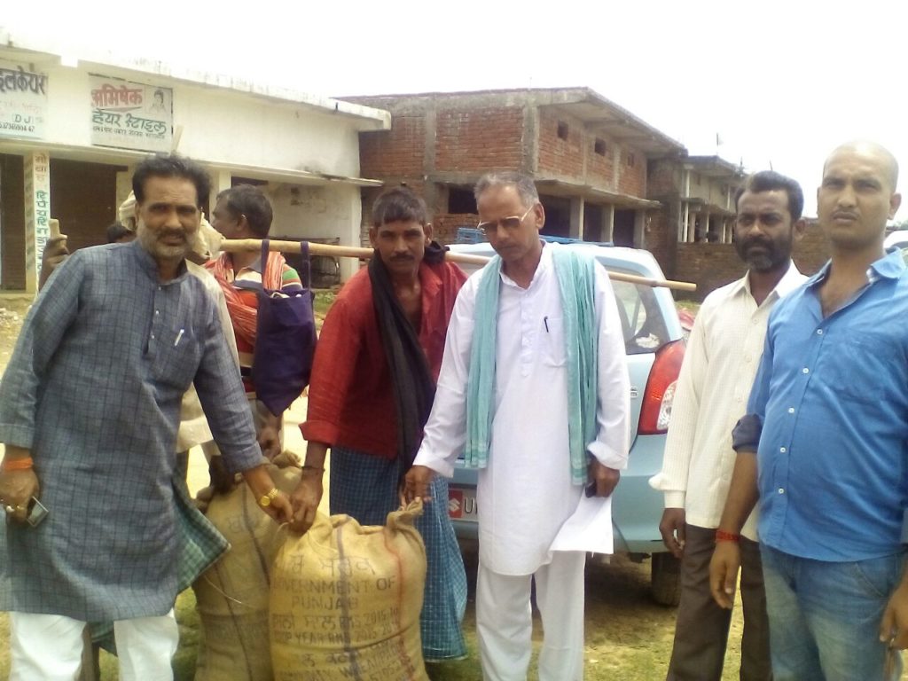 भाजपा नेता ने बाढ पीडितो को दिया राशन ----