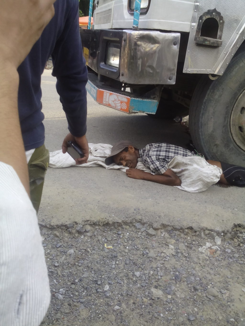 नेपाल $ मौत को देखता रहा ऑरंवो से भीड रही तमासाई ------