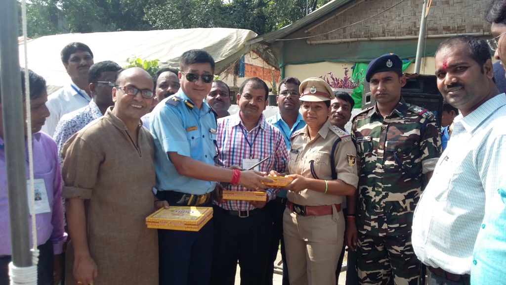 एसएसबी, नेपाल पुलिस को मिष्ठान भेट कर दी शुभकामना