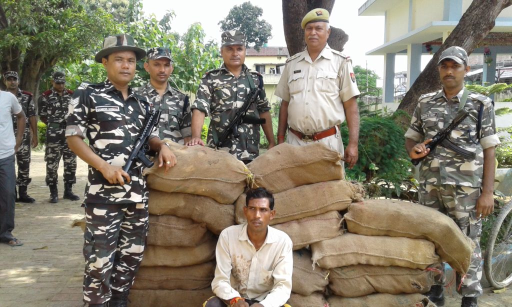 एसएसबी व यूपी पुलिस की संयुक्त अभियान मे नेपाली शराब का जख़ीरा बरामद