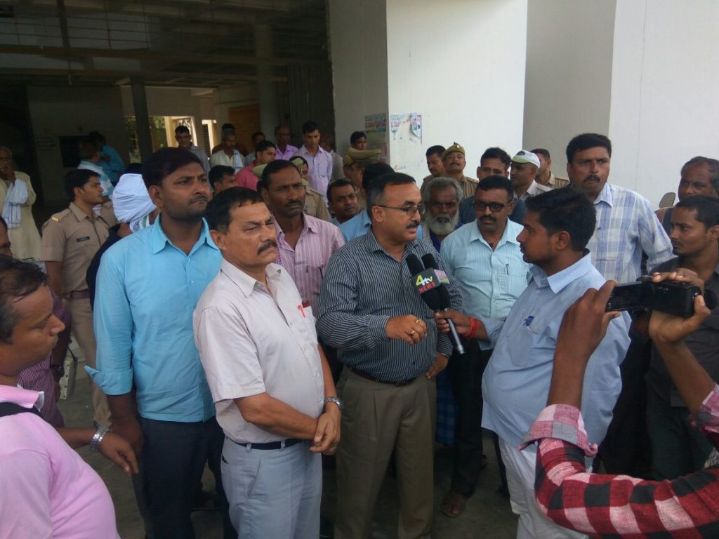 ठूठीबारी स्थित राधा कुमारी इण्टर कालेज का प्रबन्धक पद का चुनाव हुआ ड्रा--