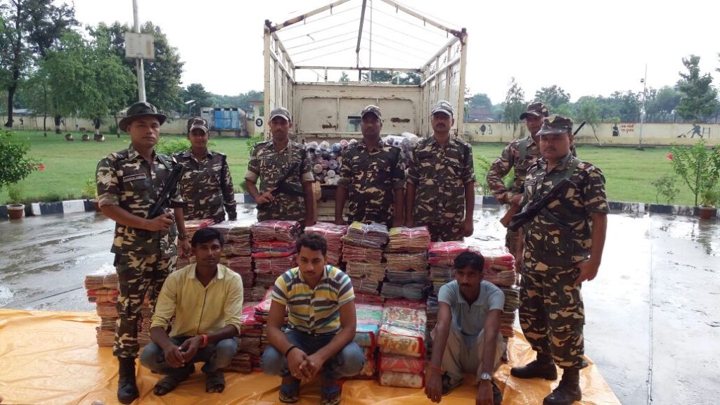 भारतीय कपडो भरी पीकप शस्त्र सीमाबल के जवानो ने दबोचा ---