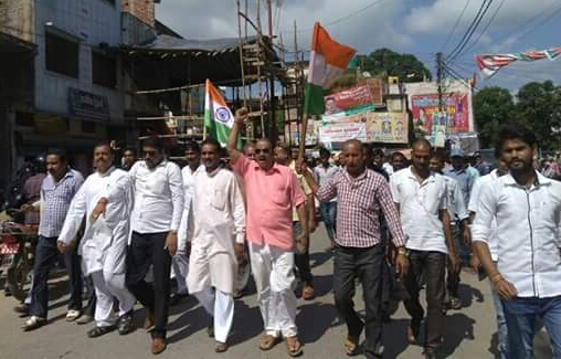 नौतनवा मे भाजपा नेताओ ने लहराया तिरंगा, फोड़े पटाखे