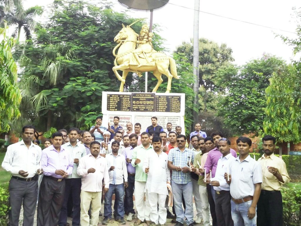 कैण्डिल जलाकर शहीद शिक्षामित्रों को दी गई श्रद्धाञ्जलि