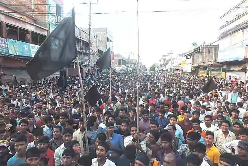 नेपाल मे संविधान दिवस पर कही पुलिस ने चटकायी लाठिया तो कही मना जश्न