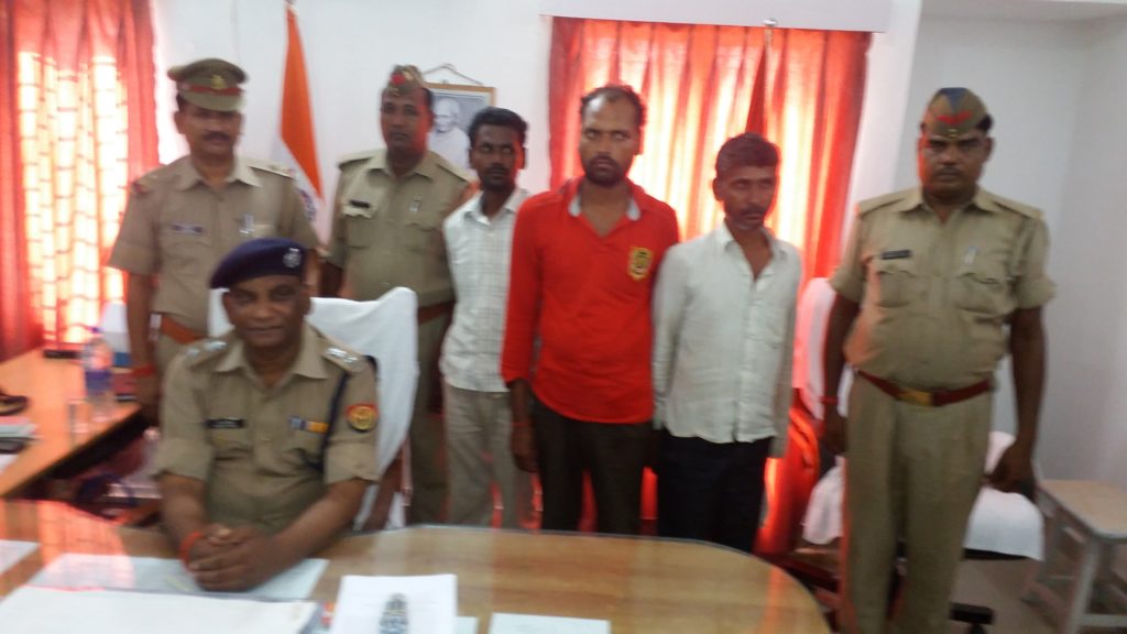 पटटा स्वामी की ईट से मारकर हत्या उसी के पोखरे मे डूबा दी उसकी लाश -तीन गिरफ्तार -