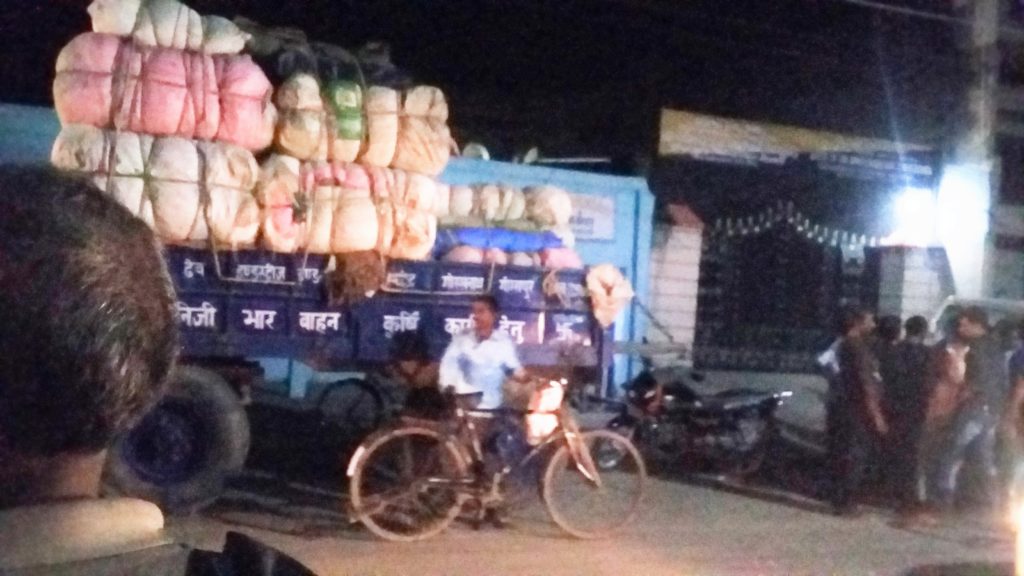 एसएसबी ने लाखो का कपडा पकडा, नौतनवा कस्टम को सौपा