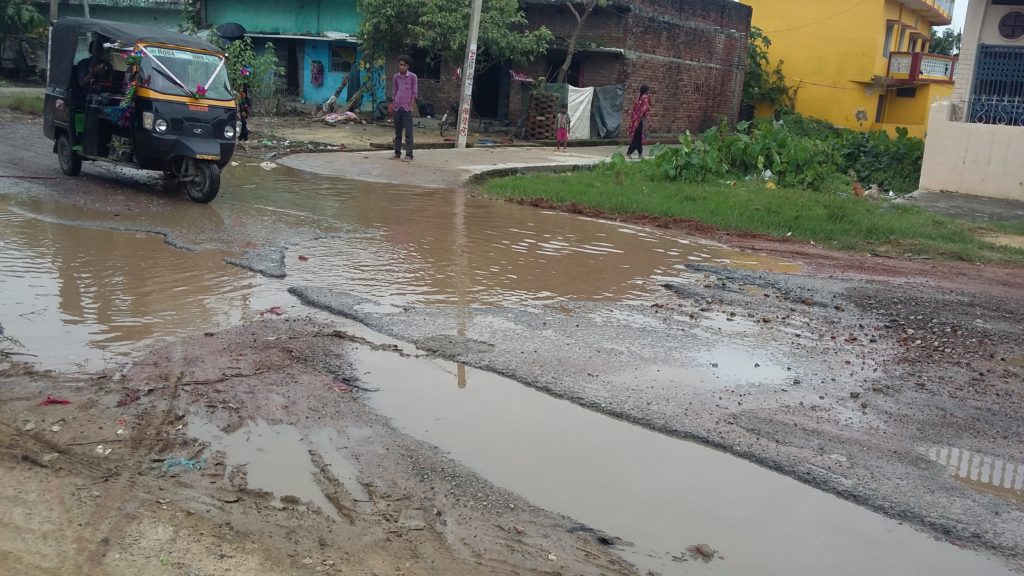 कुनसेखा के सडक मे गङ्डा बना भुतहा कुआ