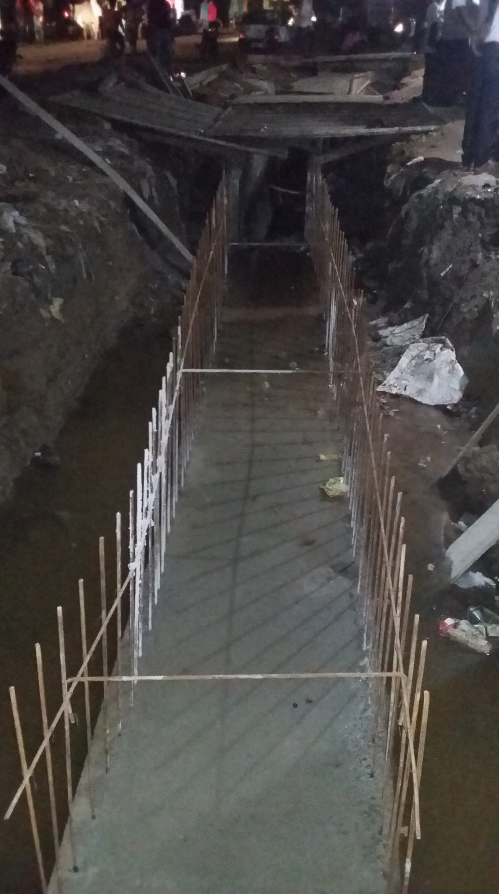 सोनौली में पी.एन.सी के ठेकेदारों द्वारा नली निर्माण में धांधली को लेकर व्यापारी में आक्रोश