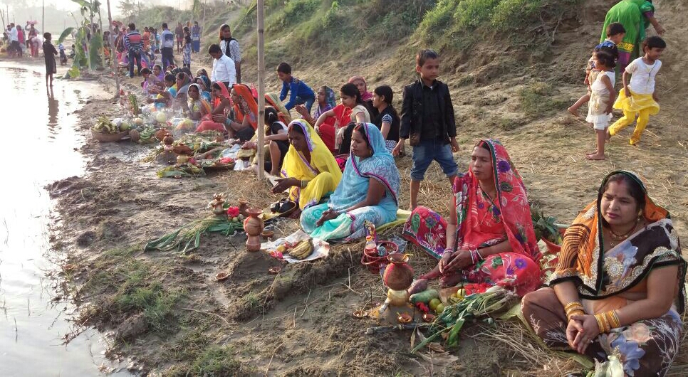 पति के दीर्घायु होने के लिए पत्नियां रखती है व्रत