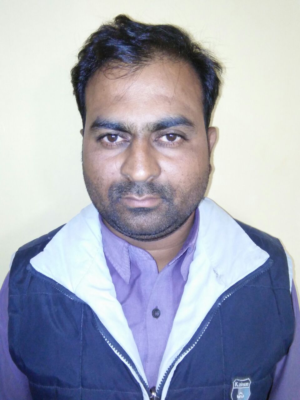 अष्टधातु की मूर्ति के साथ एक गिरफ्तार