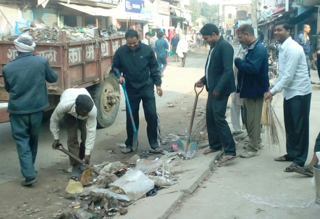 प्रधानपति के साथ ग्रामीणों ने की पूरे क़स्बे की सफाई