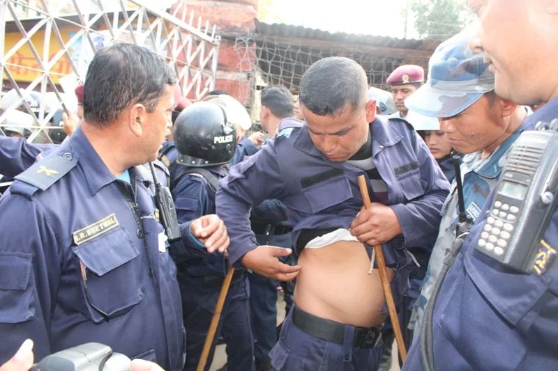 नेपाल मे प्रदेश बटवारे को लेकर सड़को पर प्रदर्शन पुलिस से झड़प आधा दर्जन चोटिल