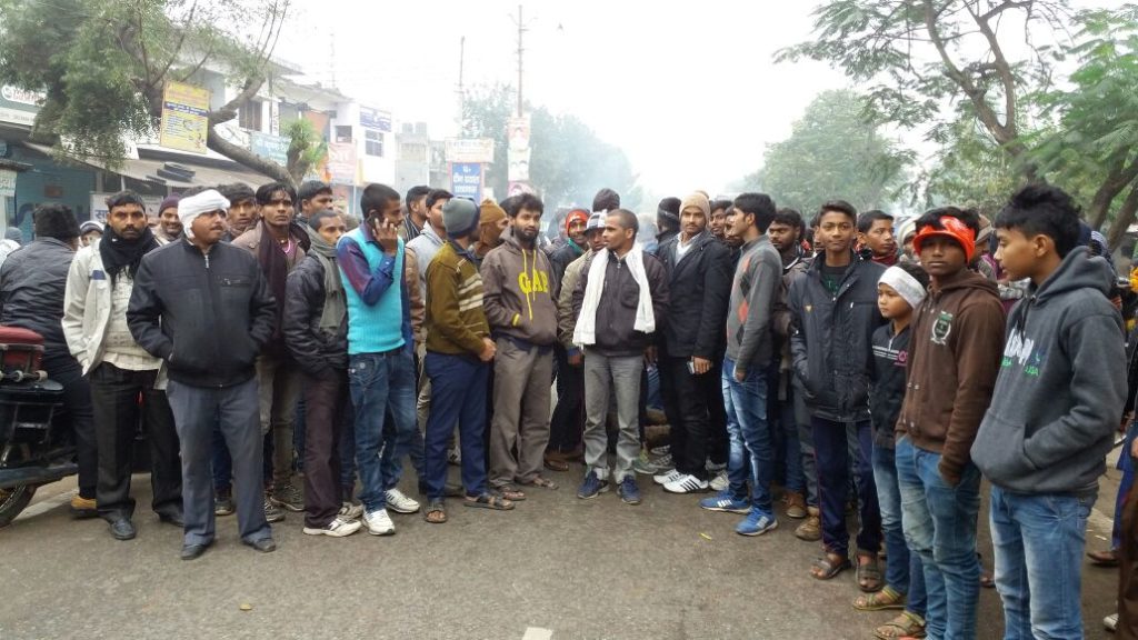 एटीएम में कैश नही, नाराज लोगो ने किया रोड जाम,