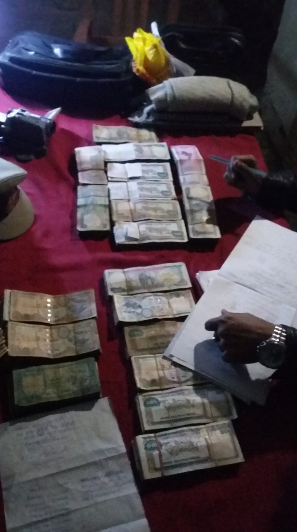 दस लाख नेपाली और चालीस हजार भारतीय मुद्रा के साथ चार युवक पुलिस हिरासत मे -