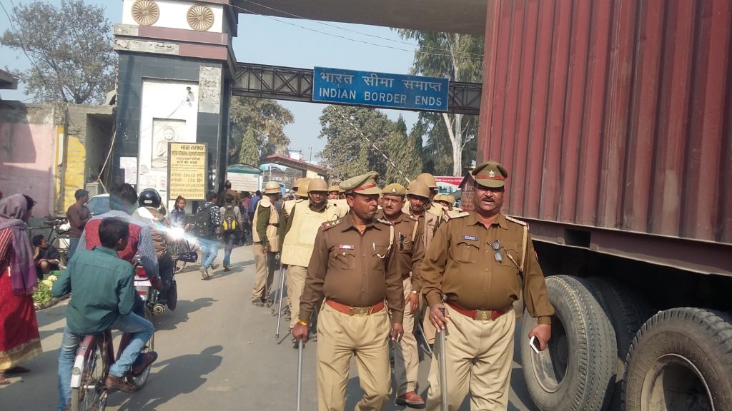सोनौली और नौतनवा मे पुलिस का फ्लैग मार्च