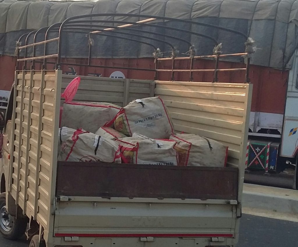 सोनौली के भगवती ट्रान्सपोर्ट पर कस्टम का छापा लाखो का समान बरामद