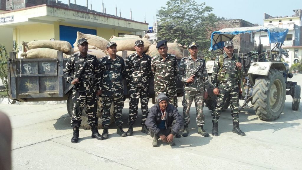 (अरूण वर्मा ) एसएसबी ने तस्करो पर कसा शिकंजा ,लक्ष्मीपुर खुर्द से नहीं थम रही है तस्करी---