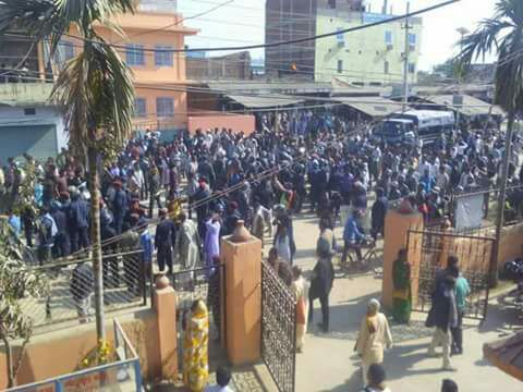 ट्रक में आगजनी, हिंसक हुआ मधेश आंदोलन - कई स्थानों पर लाठी चार्ज, आंसू गैस के गोले दागे - तीन छात्राओं समेत दो दर्जन घायल