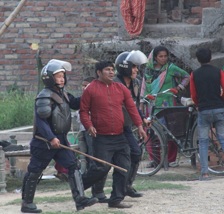 नेपाली पुलिस ने छात्रों पर बरसाई लाठी, झोंका फायर - गिरफ्तार छात्रों की रिहाई की मांग को लेकर स्कूल से रैली निकाल रहे थे छात्र