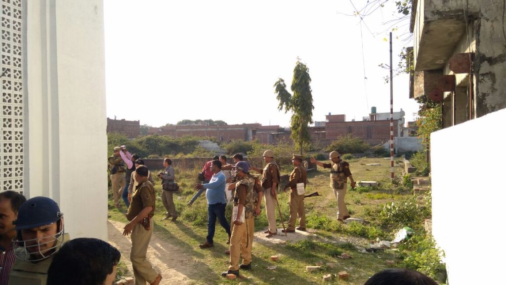 कुछ देर पहले ----------------------------- लरवनऊ मे संदिग्ध आतंकी के सरेंडर से इनकार के बाद एटीएस ने उसके कमरे में आंसू गैस के गोले छोड़े--
