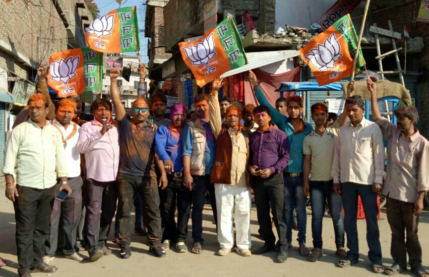 बॉर्डर पर बधाई का सिलसिला जारी योगी को सीएम बनाए जाने पर ---