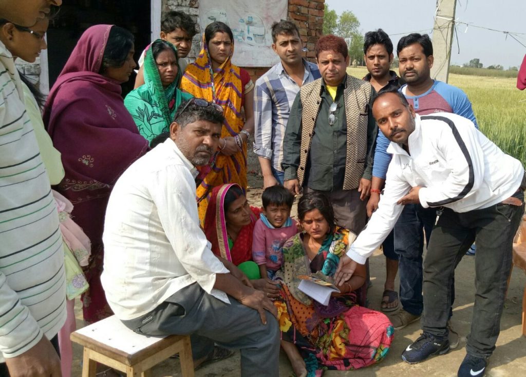 युवा भाजपा नेता ने गरीब मृतक परिजनो को सौपा 50 हजार