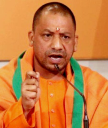 मंदिर में मौजूद थे सीएम योगी, बाहर किसान ने की आत्मदाह की कोशिश-