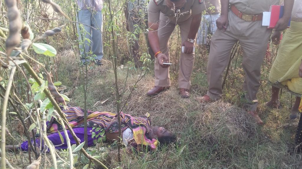 नौतनवा मे अर्धनग्न महिला की खेत मे मिली लाश ,ब्लातकार और हत्या की आशंका --