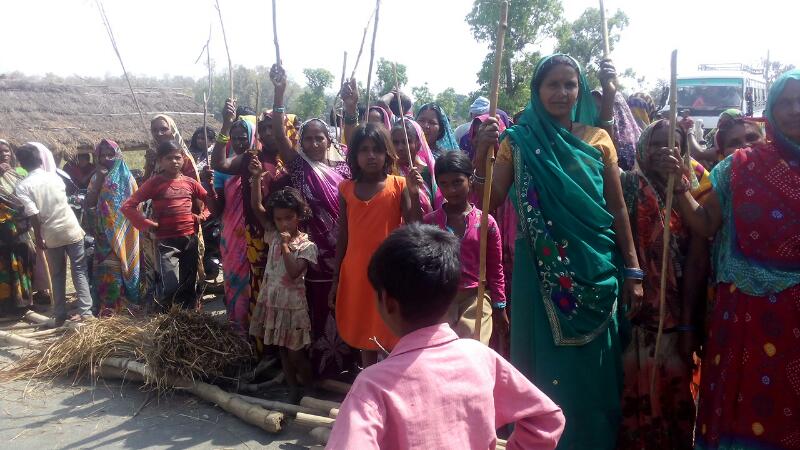 महराजगंज के बृजमनगंज मे कच्ची शराब के कारोबार के विरोध मे महिलाओं ने मोर्चा खोला