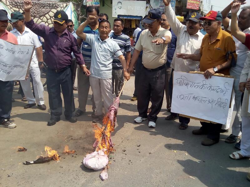नौतनवा मे पूर्व सैनिको ने पाकिस्तान का पुतला फूंका
