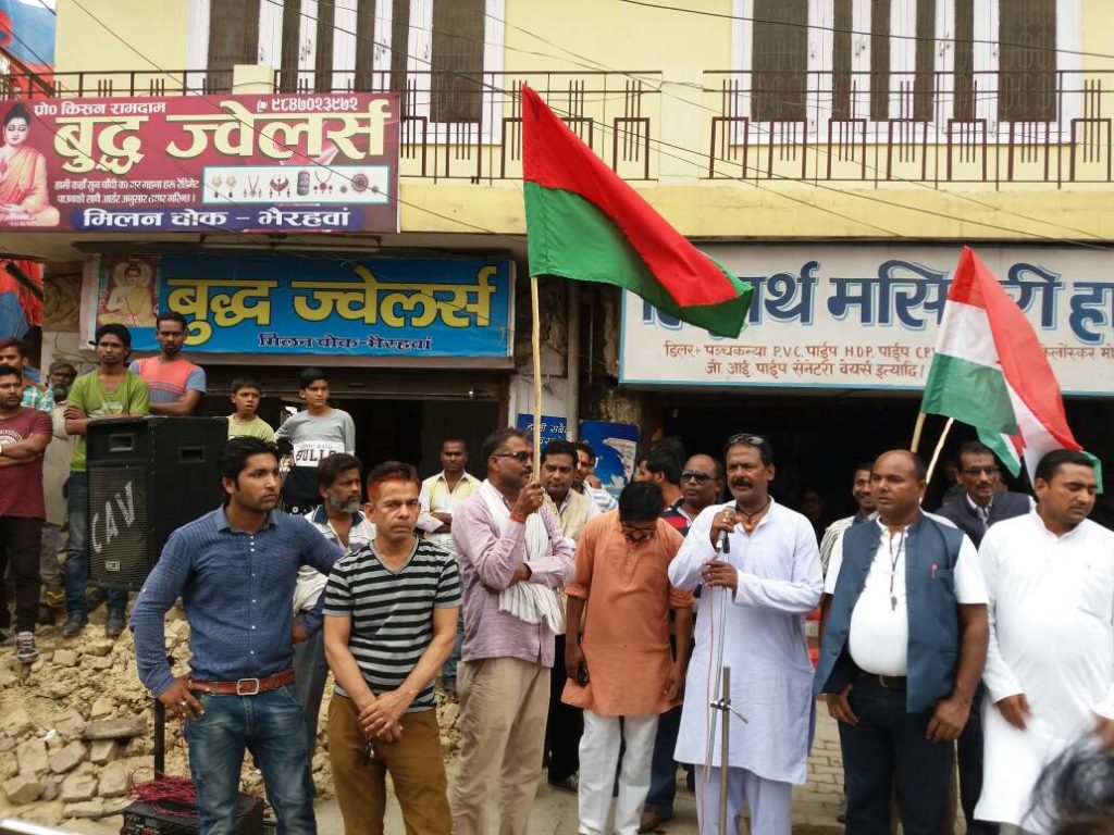 भैरहवा के सड़कों पर लाठी लेकर उतरे मधेशी - निकाय चुनाव का विरोध जताया