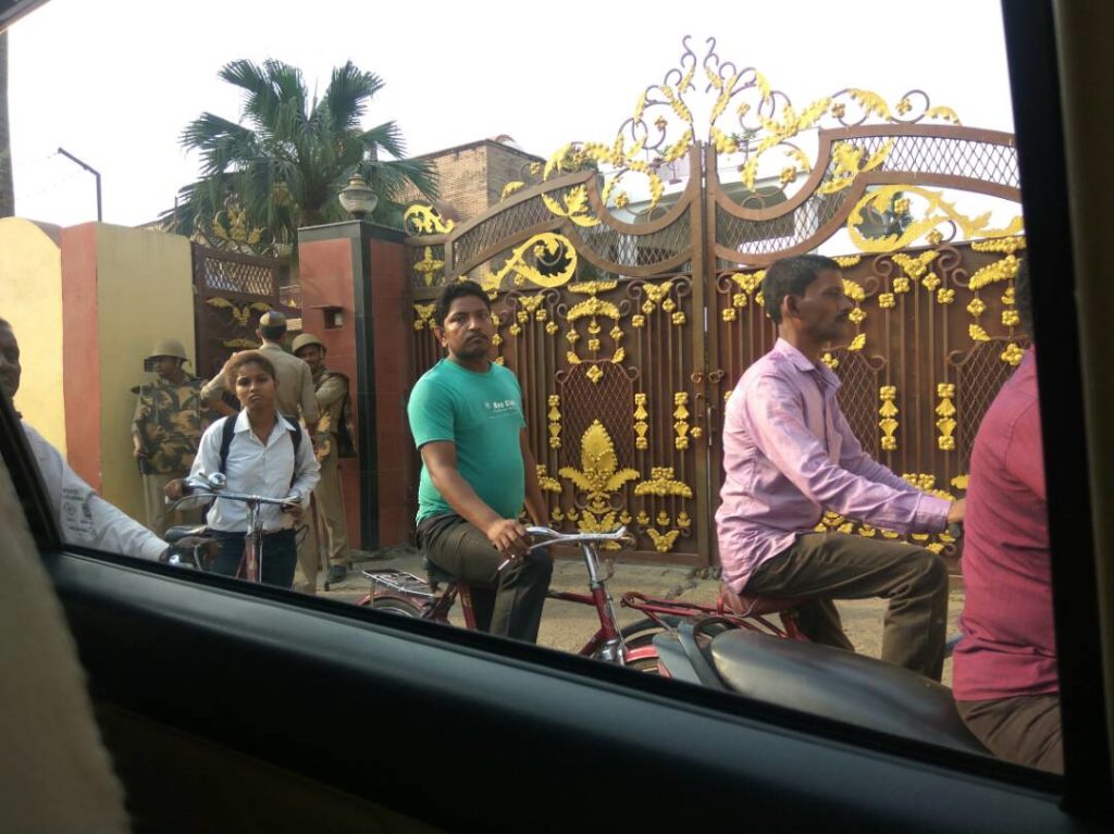 पूर्व मंत्री हरिशंकर तिवारी के गोरखपुर हाता पर पुलिस का छापा 6 हिरासत मे