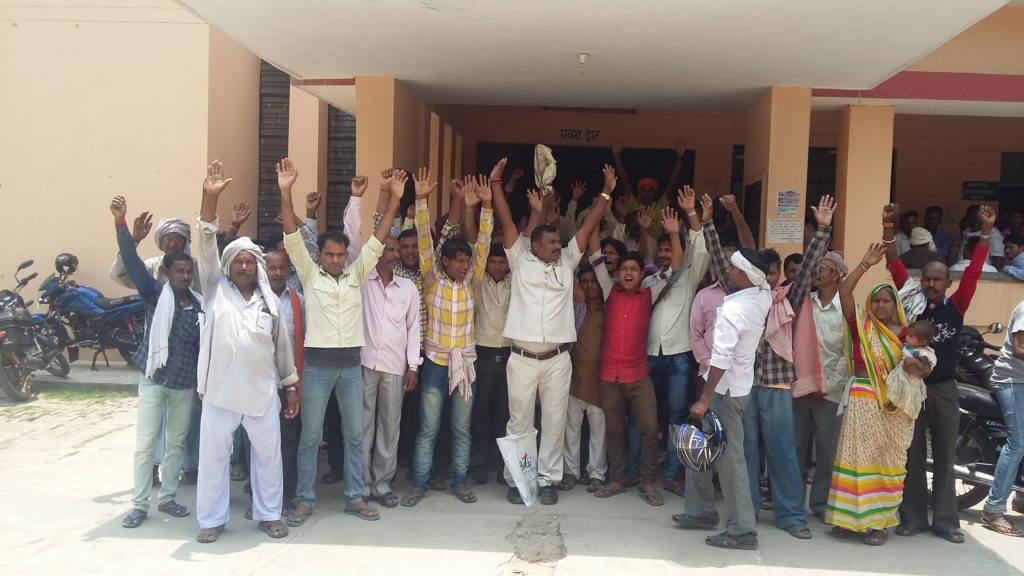 ग्रामीणो ने नौतनवा तहसील पर प्रधान के विरोध में किया प्रर्दशन