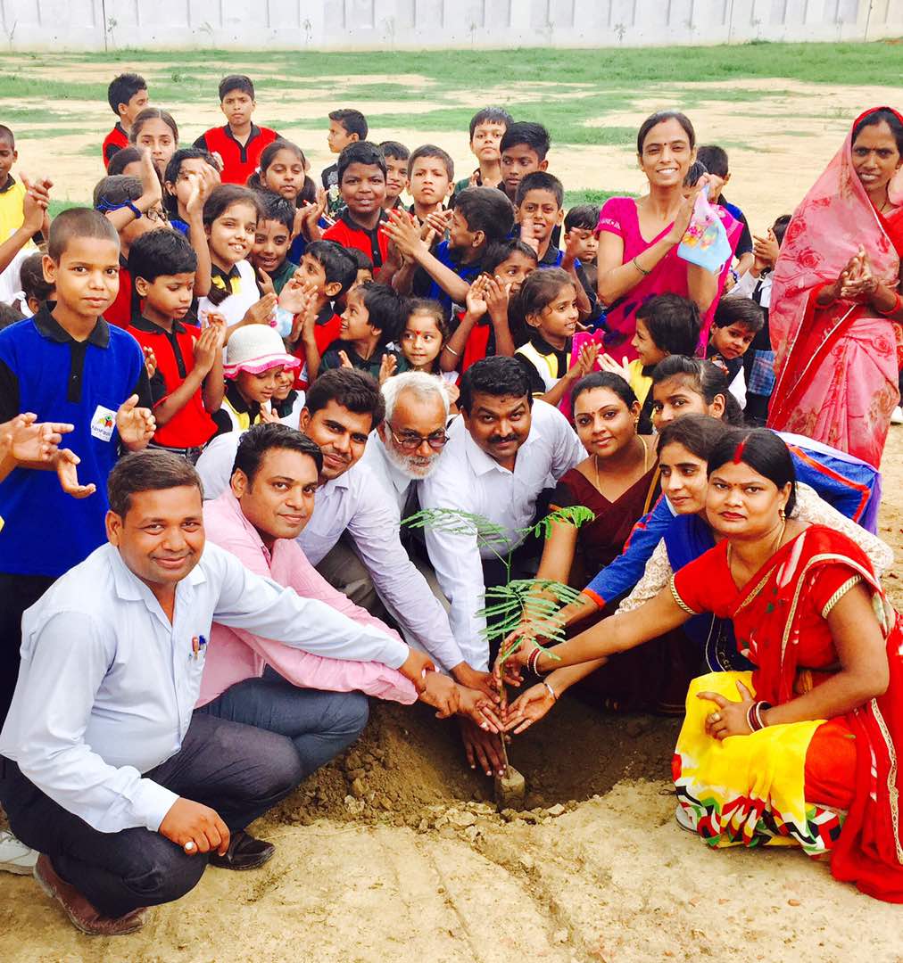 बृजमनगंज मे सरकारी संस्थाओ पर कर्मचारियों ने किया योगाभ्यास