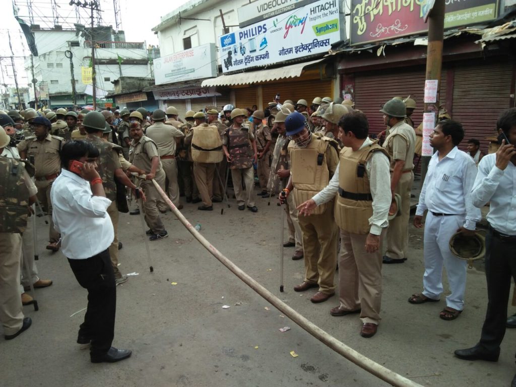 सैकड़ो शिक्षा मित्र धर्मशाला पर गिरफ्तार,पानी की बौछार, फिर हुआ लाठी चार्ज-