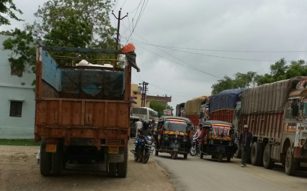 सीओ नौतनवा का आदेश बेअसर ,नौतनवा - सोनौली कस्बे के मार्ग पर ट्रको का जाम