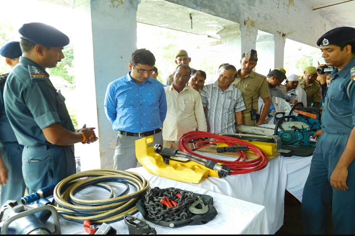 एनडीआरएफ के जवानों ने सिखाया आपदा से निपटने के गुण 