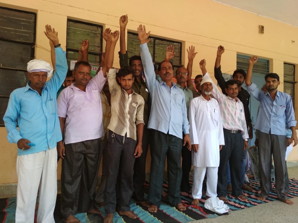 मोटर ऑपरेटर्स एसोसिएशन नौतनवा का दुसरे दिन भी चला धरना प्रर्दशन-