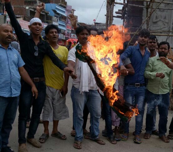 सोनौली बॉर्डर पर पाकिस्तान का फूंका गया ध्वज