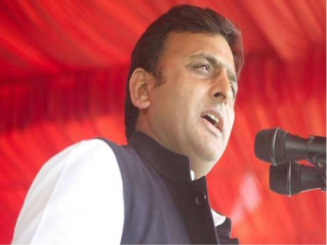 योगी सरकार पर अखिलेश का तंज, 'गड्ढा मुक्त' नहीं, 'गोबर युक्त' बना दीं सड़कें