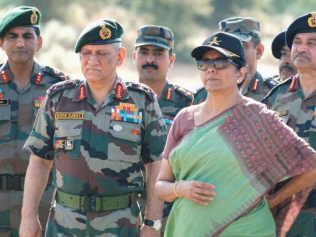 सेना प्रमुख के साथ J&K पहुंचीं रक्षा मंत्री, सियाचिन में जवानों के साथ मनाएंगी दशहरा