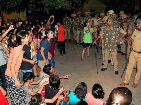 बीएचयू में लाठीचार्ज:प्रदेश कांग्रेस अध्यक्ष राज बब्बर हिरासत में,बनारस में हालात तनावपूर्ण