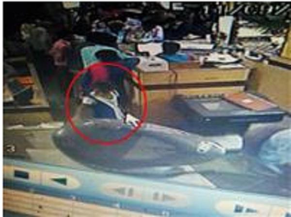 बैंक से लाखों का बैग लेकर फुर्र हुई 9 साल की बच्ची,वारदात CCTV में कैद