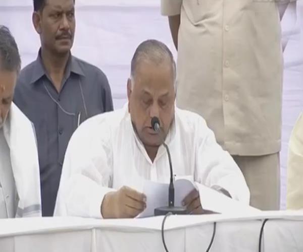 लोहिया ट्रस्ट पहुंचे मुलायम सिंह यादव,शिवपाल समर्थकों ने की जबरदस्त नारेबाजी