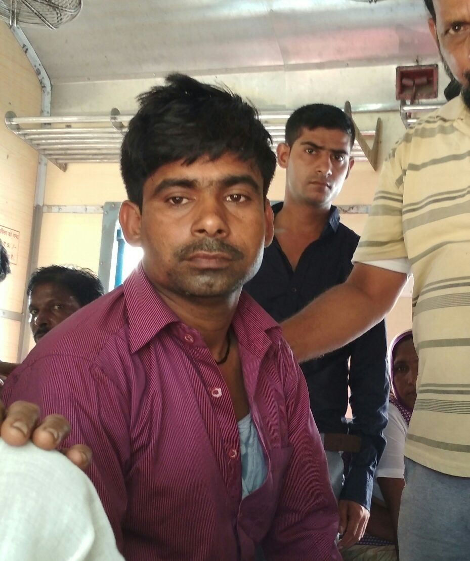 नौतनवा रेलवे स्टेशन के ट्रेन की डब्बे में मिला जहर खुरानी का शिकार युवक 